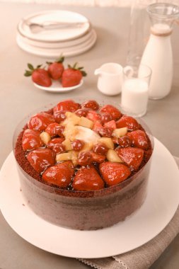 Süslü bir tabakta katmanlı kek dilimi