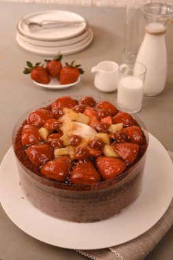 Süslü bir tabakta katmanlı kek dilimi