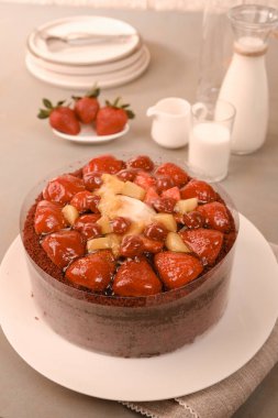 Süslü bir tabakta katmanlı kek dilimi