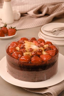 Süslü bir tabakta katmanlı kek dilimi