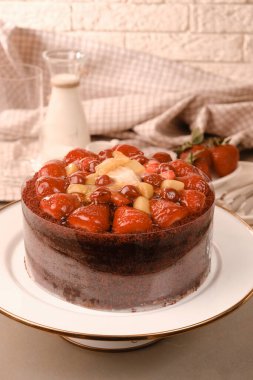 Süslü bir tabakta katmanlı kek dilimi