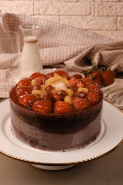 Süslü bir tabakta katmanlı kek dilimi