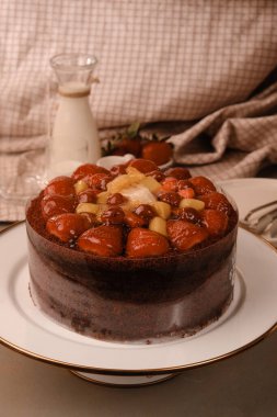 Süslü bir tabakta katmanlı kek dilimi