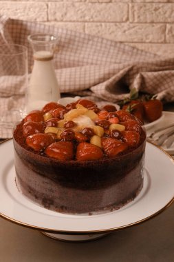 Süslü bir tabakta katmanlı kek dilimi