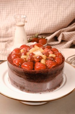 Süslü bir tabakta katmanlı kek dilimi