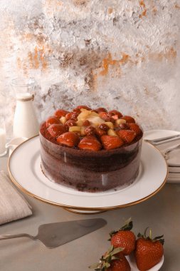 Süslü bir tabakta katmanlı kek dilimi