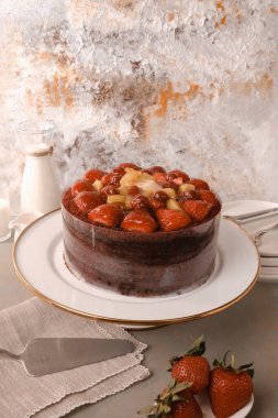 Süslü bir tabakta katmanlı kek dilimi