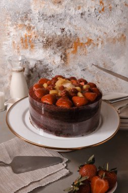 Süslü bir tabakta katmanlı kek dilimi