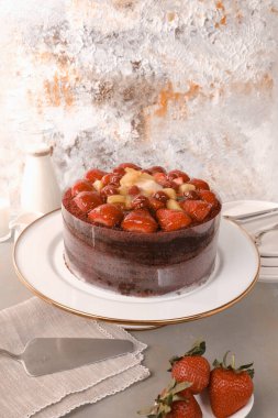 Süslü bir tabakta katmanlı kek dilimi