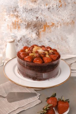 Süslü bir tabakta katmanlı kek dilimi