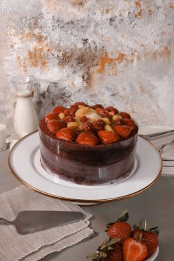 Süslü bir tabakta katmanlı kek dilimi