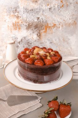 Süslü bir tabakta katmanlı kek dilimi