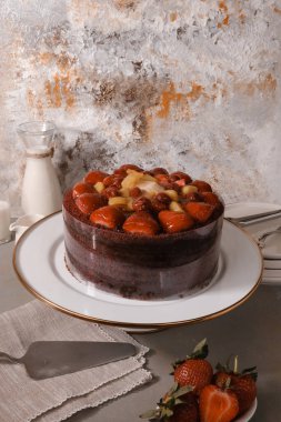 Süslü bir tabakta katmanlı kek dilimi