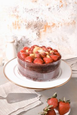 Süslü bir tabakta katmanlı kek dilimi