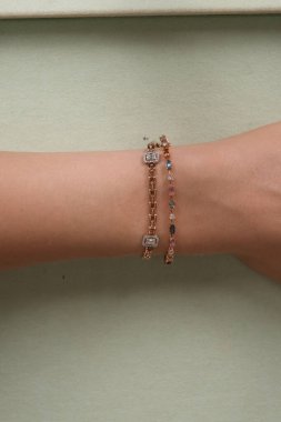 Parlak Elmas Kolyeler ve Altın Mücevherler