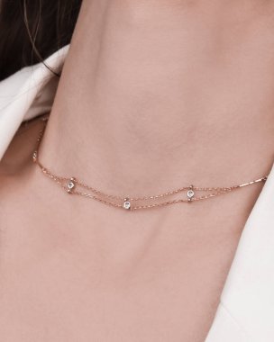 Parlak Elmas Kolyeler ve Altın Mücevherler