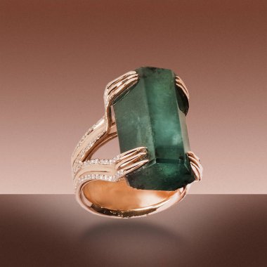 Parlak Elmas Kolyeler ve Altın Mücevherler