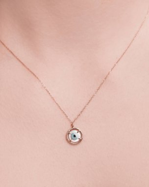 Parlak Elmas Kolyeler ve Altın Mücevherler