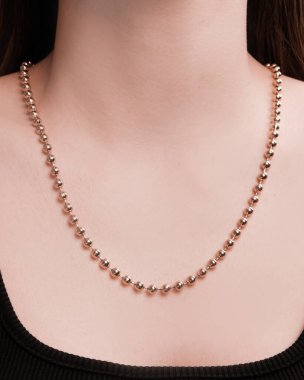 Parlak Elmas Kolyeler ve Altın Mücevherler