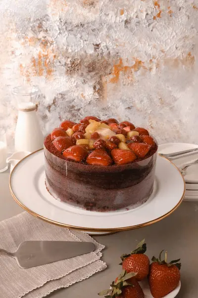 Süslü bir tabakta katmanlı kek dilimi