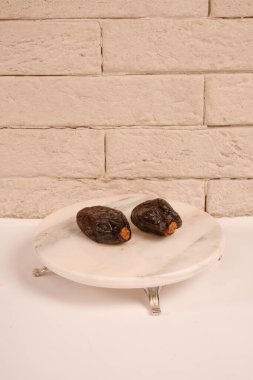 Geleneksel Orta Doğu Atıştırması: Tarihler ve Fındıklar