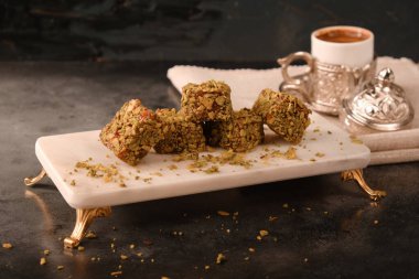 Ağzında eriyen bir ışık, kremalı ekkin.