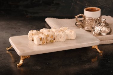 Ağzında eriyen bir ışık, kremalı ekkin.