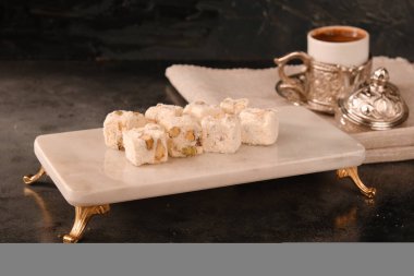 Ağzında eriyen bir ışık, kremalı ekkin.