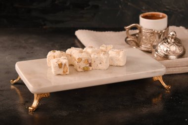 Ağzında eriyen bir ışık, kremalı ekkin.