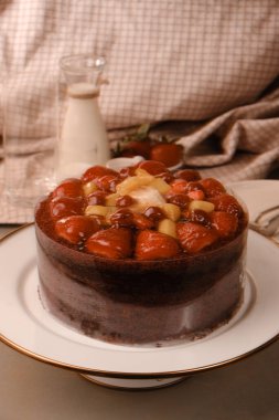 Doğal Işıkta Ev Yapımı Kremalı Kek