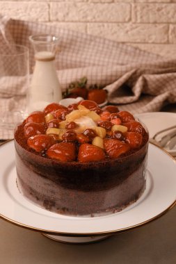 Doğal Işıkta Ev Yapımı Kremalı Kek