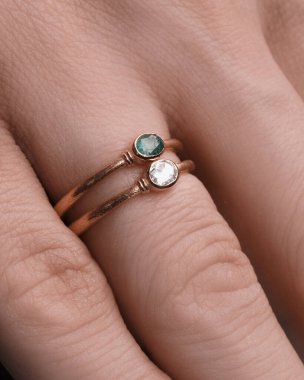 Kalın ve Zarif Elmas ve Altın İfade Parçaları