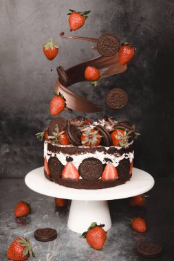 Hareketteki İçindekilerle Yeniden Yapılandırılmış Kek Konsepti