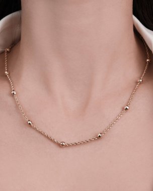 Zarif mücevherler, değerli taşlar takılmış mücevherler.. 