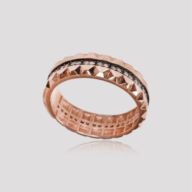 Zarif mücevherler, değerli taşlar takılmış mücevherler.. 