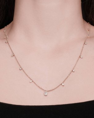 Zarif mücevherler, değerli taşlar takılmış mücevherler.. 