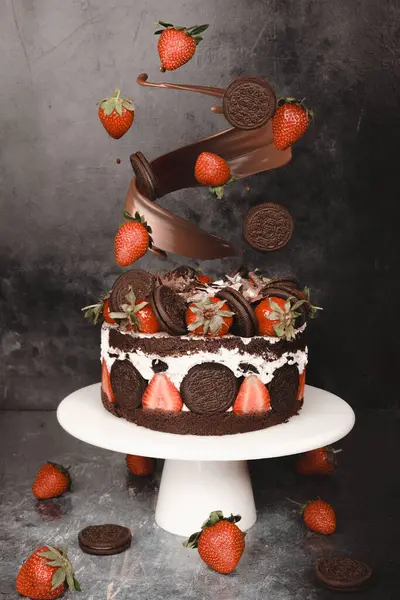 Hareketteki İçindekilerle Yeniden Yapılandırılmış Kek Konsepti