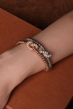 Zarif mücevherler, değerli taşlar takılmış mücevherler.. 