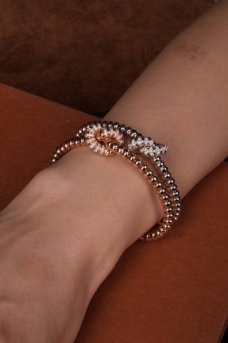 Şık mücevherler, elmaslar ve değerli taşlar..