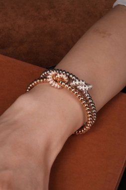 Şık mücevherler, elmaslar ve değerli taşlar..