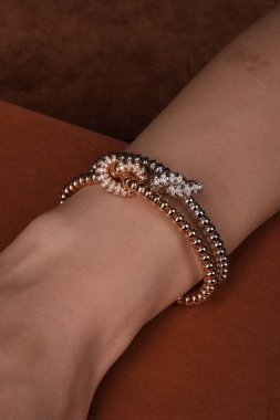 Şık mücevherler, elmaslar ve değerli taşlar..