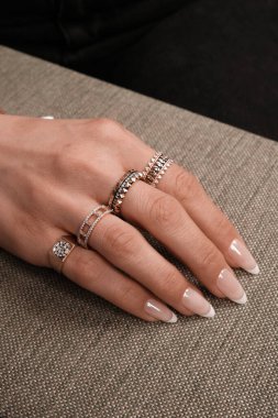 Şık mücevherler, elmaslar ve değerli taşlar..