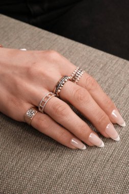 Şık mücevherler, elmaslar ve değerli taşlar..