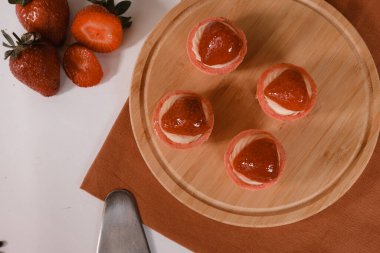 Çıtır kraker ve kremalı dolgunun mükemmel kombinasyonu.