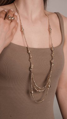 Şık mücevherler, elmaslar ve değerli taşlar..