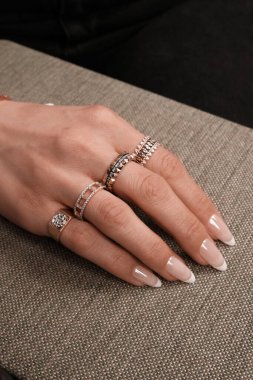 Şık mücevherler, elmaslar ve değerli taşlar..