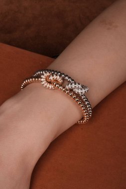 Şık mücevherler, elmaslar ve değerli taşlar..