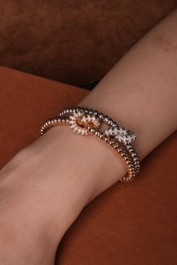 Şık mücevherler, elmaslar ve değerli taşlar..