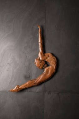 Tamamen deri, ayrıntılı işçilik ve organik dokudan yapılmış eşsiz bir heykel..