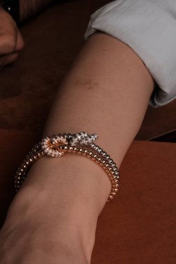 Şık mücevherler, elmaslar ve değerli taşlar..